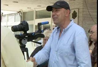 Актьорът Калин Сърмено днес бе в Ботевград Скрийншот