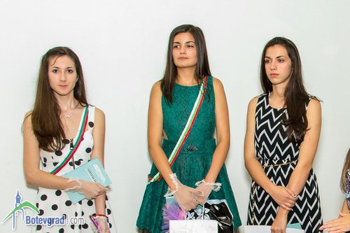 Зрелостниците на ПМГ „Акад. проф. д-р Асен Златаров” получиха дипломите си 
