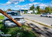 Краден автомобил се удари в уличен стълб на кръстовището при фирма „Гесик“