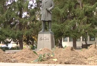 Вандали откраднаха розите, засадени пред паметника на Христо Ботев Скрийншот
