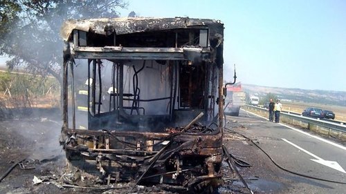 20 души бяха спасени след като автобус избухна в пламъци до Бургас (снимки)