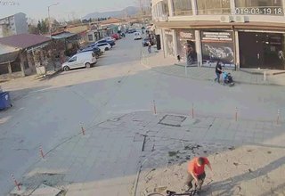 Точно срещу шивашкото ателие, където е станало убийството има общински охранителни камери Скрийншот
