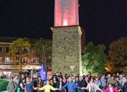 Десетки на площада, за да празнуват победата на Иван Гавалюгов на изборите