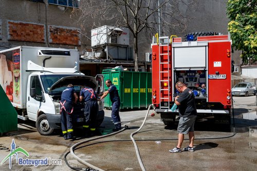 Пожарникари гасиха хладилен бус зад супермаркет в центъра на Ботевград 