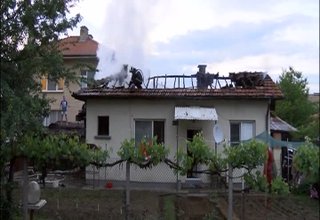 Заради късо съединение в електрическата инсталация изгоря покрив на жилищна пристройка Скрийншот
