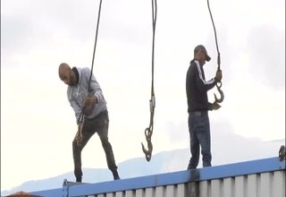Фургоните, които общината постави преди няколко години зад блок 15 в квартал Север, днес бяха премахнати Скрийншот