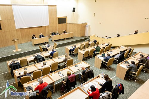 Домоуправителите на бл. 60 в центъра на Ботевград поискали разширяване на синята зона, без да се допитат до съседите си?!