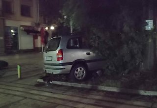 Лек автомобил се заби до масите на ресторант „Нептун” снощи. Скрийншот