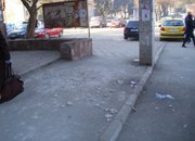 Продължават да падат големи късове мазилка от козирката на поликлиниката