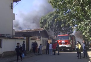 Пожар на улица Любен Kаравелов в Ботевград Скрийншот