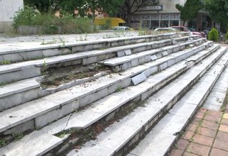 С всяка измината година стълбите на пощата се рушат Скрийншот