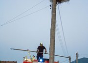 Пожарникари свалиха умряло щъркелче от гнездо