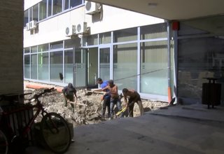 Днес започна изграждането на външен асансьор на сградата на общинската администрация Скрийншот