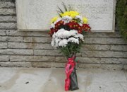 Свежи цветя пред паметника на подводничарите 