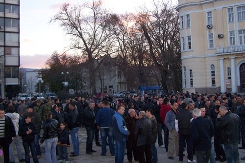 И военните пропушиха мълчаливо на протест