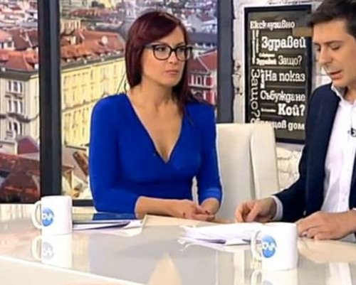 Ани Цолова изкушава зрителите с широко деколте