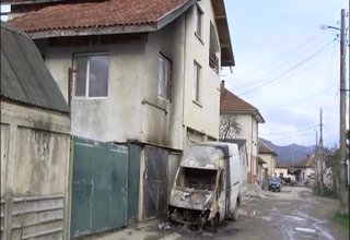 Микробус Форд Транзит, собственост на Георги Николов в Скравена, изгоря пред дома му Скрийншот