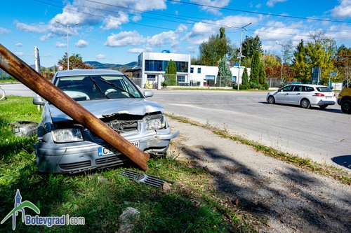 Краден автомобил се удари в уличен стълб на кръстовището при фирма „Гесик“