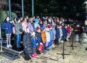 С коледна премяна засия централната част на Ботевград