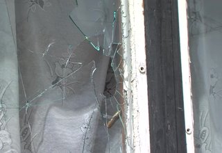 53-годишен мъж от Скравена буквално тероризира цялото село, чупейки прозорци на къщи, магазини и автомобили Скрийншот