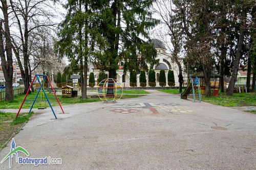 Поредна благотворителна инициатива за обновяване на детска площадка в Ботевград
