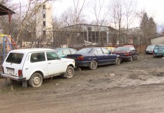 Продължава акцията на община Ботевград за премахването от обществени места на автомобили, излезли от употреба. Скрийншот