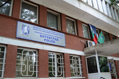 Издирват извършителите на взломна кражба