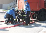 Пожарникари и доброволци гасиха „пожар” в „Етропал”