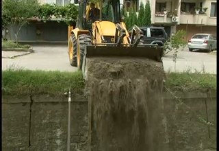Преди няколко дни започна ремонт на коритото на Стара река. Скрийншот