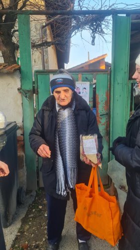 180 жители на община Ботевград получиха коледни пакети от благотворителната кампания „Сподели Коледа“