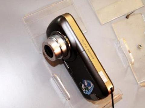 Хибридът между фотоапарат и GSM стигна до 8-мегапикселни камерафони