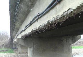Крадат арматурата на мост, движението по който е силно натоварено Скрийншот