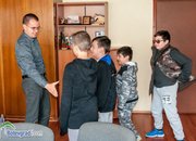 Деца почистиха и боядисаха детска площадка 