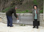 Свежи цветя пред паметника на подводничарите 