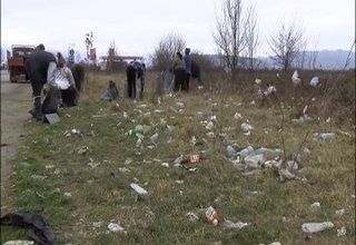 От вчера районът около главния път Е-79 в района на Пик-а, който се бе превърнал в истинско сметище, е почистен Скрийншот