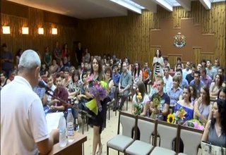 Днес ПГТМ "Христо Ботев" връчи дипломите на 52-ма зрелостници Скрийншот