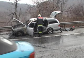 Мерцедес изгоря на магистралата Скрийншот
