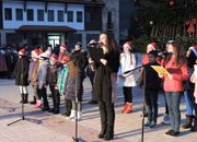 С красива елха, топло време и празнични фоерверги започват празниците в Етрополе