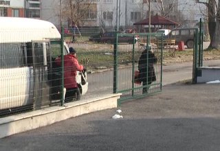 54 бедни и самотно живеещи хора всеки ден получават топла храна от обществената трапезария Скрийншот