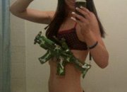 Британци подкрепят принц Хари със стриптийз (снимки) 