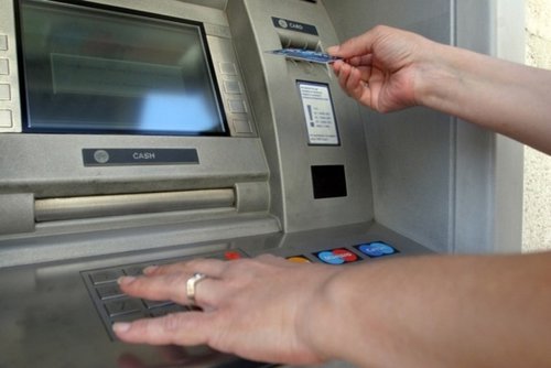Източиха заплатите на полицаи през банкомат в КАТ