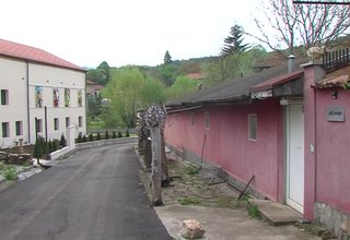 Арт център „Вихрони“ е създаден през 1998 година, намира се в село Долно Камарци Скрийншот