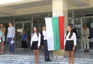 Професианалната гимназия по компютърни технологии и системи в Правец посрещна новия си випуск – ученици от цяла България Скрийншот