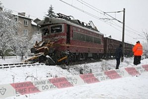 Влакът блъснал снегорина заради неработеща светлинна сигнализация?