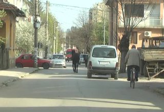 Безстопанствени коне по улиците на Ботевград създават опасност за шофьори и пешеходци Скрийншот
