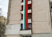 Трибагреник с дължина 15 метра се вее на блок на улица „Гурко“