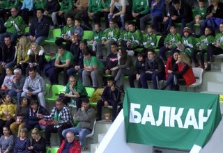 На баскетболния мач между Балкан и Левски Лукойл бяха и няколко отбора от други спортове в общината Скрийншот