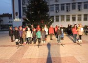 С красива елха, топло време и празнични фоерверги започват празниците в Етрополе