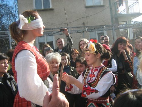Ботевградчани изпълниха обичая „топене на пръстени” 