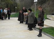 Свежи цветя пред паметника на подводничарите 